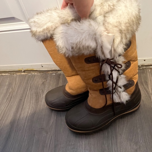Size 8 Winter Boots - Picture 3 of 5